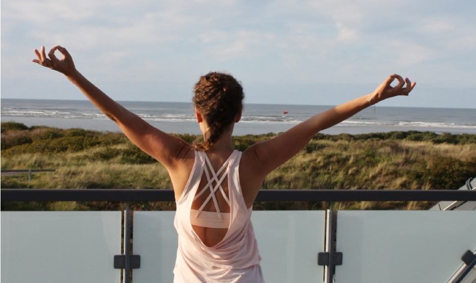 Frau, die Yoga auf der Dachterasse praktiziert