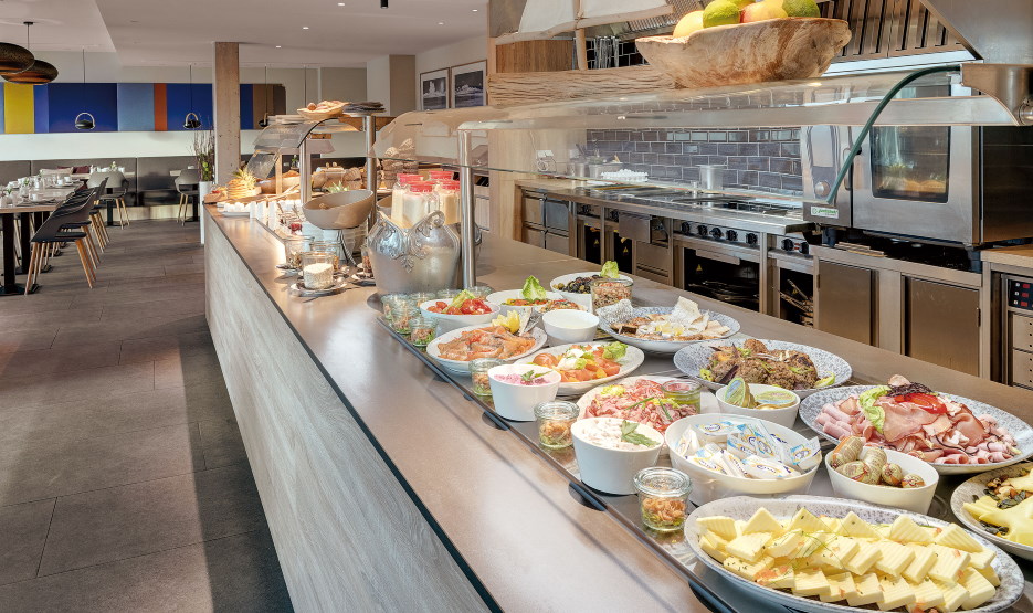 Buffet im Restaurant Oogland mit Wurst, Käse und vielem mehr