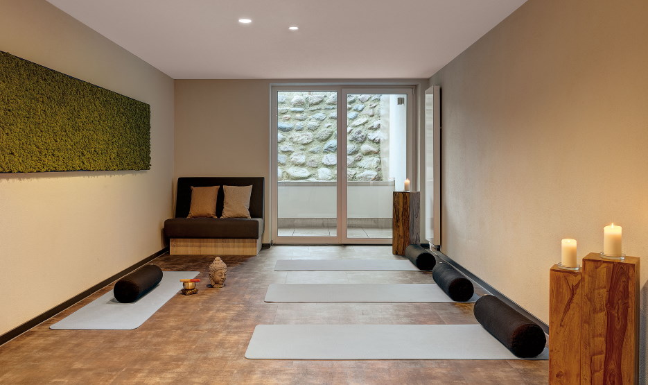 minimalistischer Raum mit Yogamatten