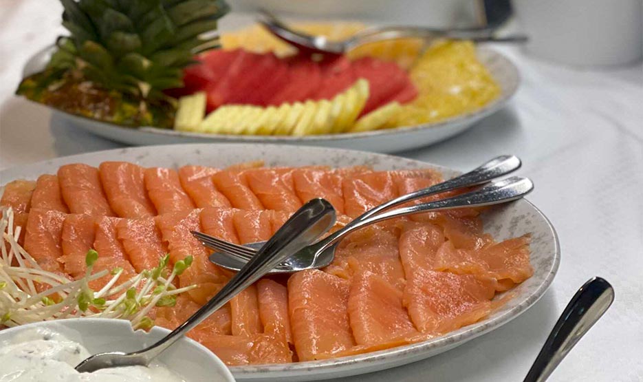 Sandburg-Fruehstueck-01 Restaurant Oogland mit vielen Tischen und runden Lampen