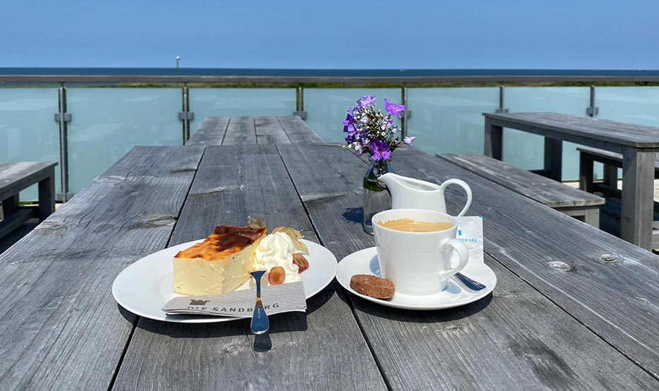 Sandburg-Kuchen-01 eingedeckter Tisch mit verschiedenen edlen Schnapsflaschen