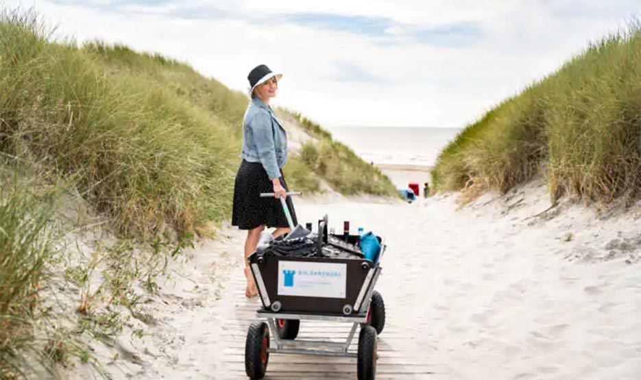 Sandburg-Picknick-01 Nahaufnahme einer Schale mit Sand und Muscheln