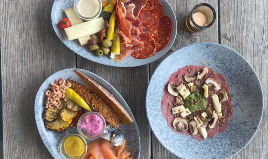 Sandburg-Tapas-01 Nahaufnahme von Burger mit Wedges und Bier