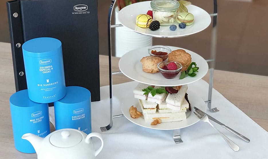 Sandburg-Tea-Time-01 Käseplatte mit Feigen und Erdbeeren