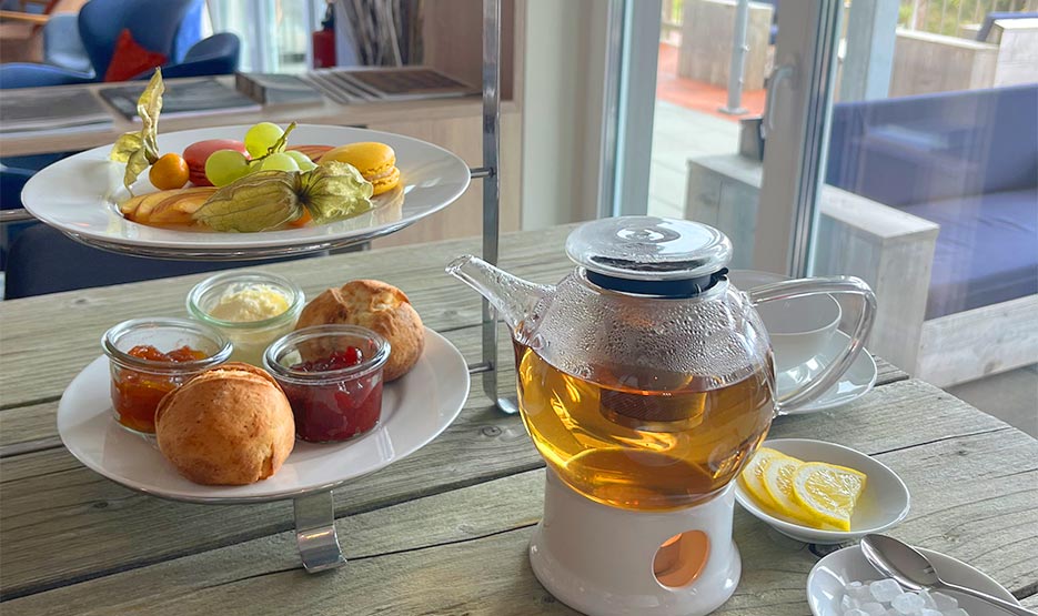 Sandburg-Tea-Time-02 Nahaufnahme von Burger mit Wedges und Bier