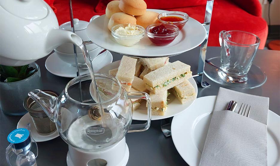 Sandburg-Tea-Time-03 Nahaufnahme von schön angerichtetem Tintenfisch auf Tomaten