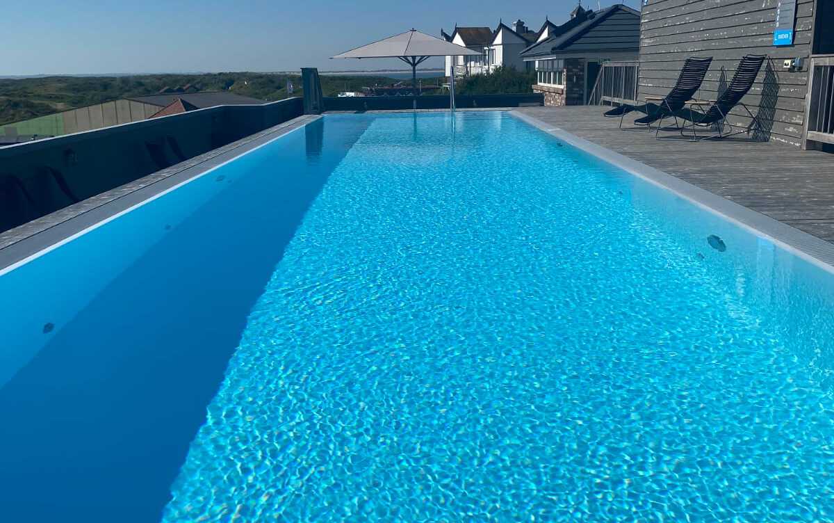 Salzwasserpool auf dem Dach der Sandburg mit Meerblick